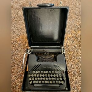 Antique 1946 Smith Corona Sterling 4A Portable Typewriter w/Case